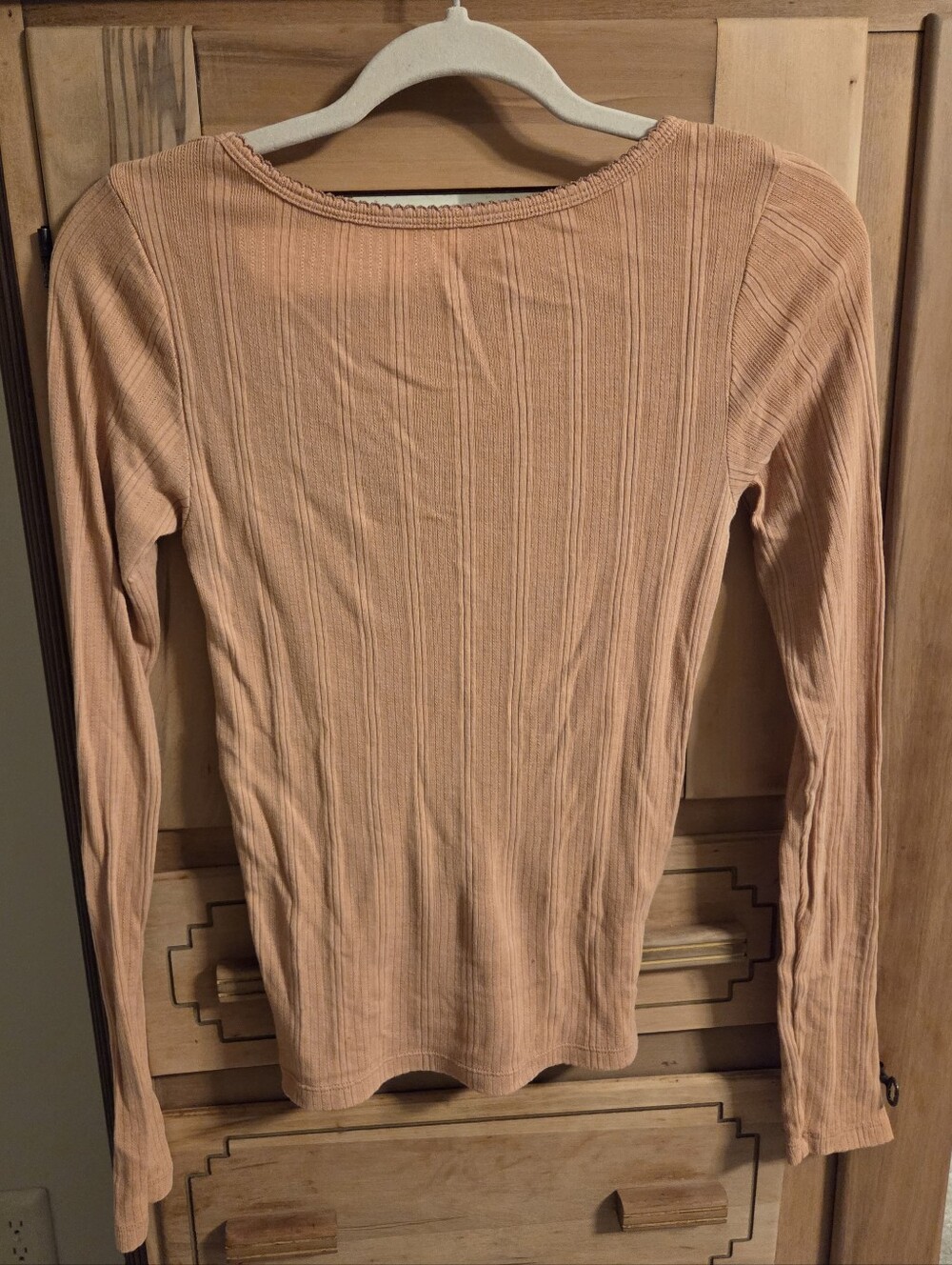 American Eagle Outfitters Peach Ribbed Long-Sleeve V-Neck Top - Picture 2 of 4